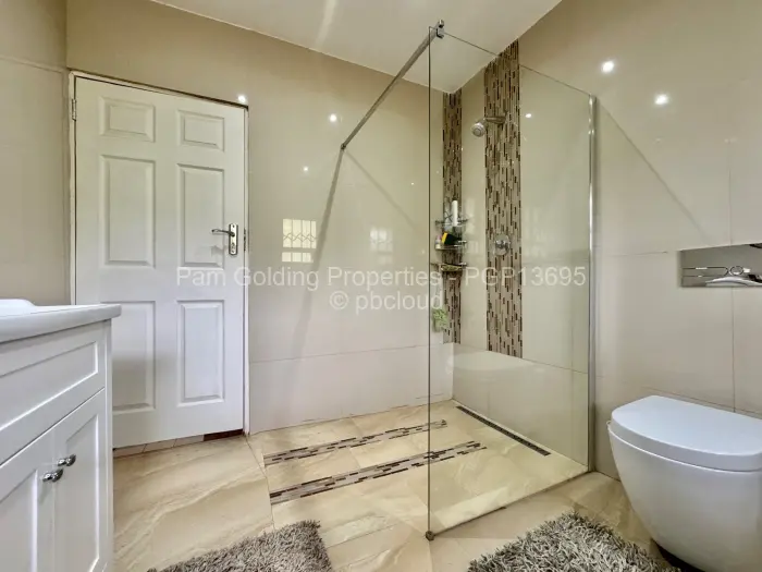 6 Bedroom House to Rent in Greystone Park