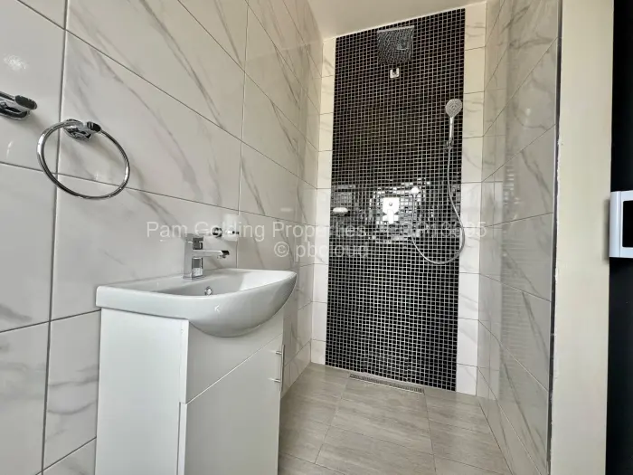 6 Bedroom House to Rent in Greystone Park