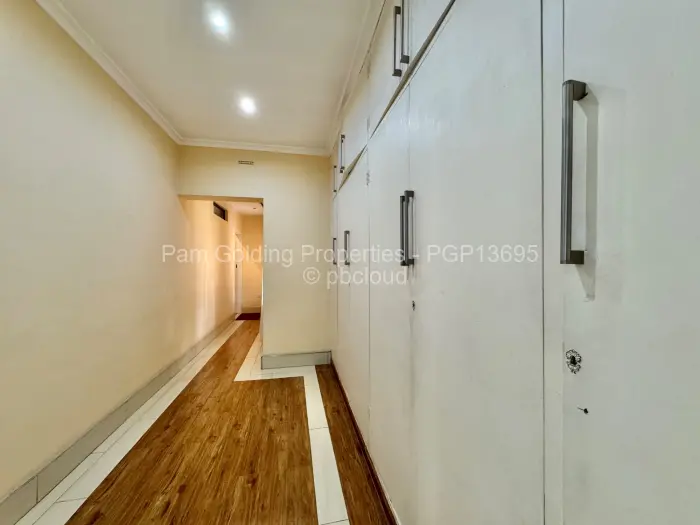 6 Bedroom House to Rent in Greystone Park