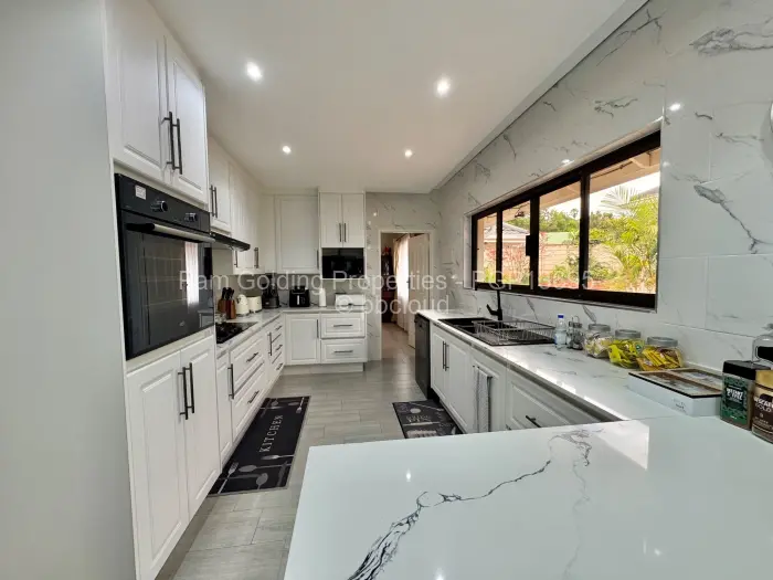 6 Bedroom House to Rent in Greystone Park