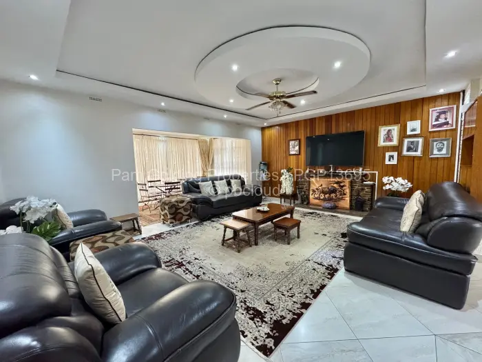 6 Bedroom House to Rent in Greystone Park