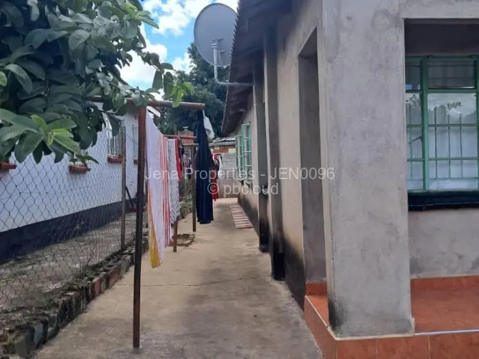 2 Bedroom House to Rent in Highfield, Harare