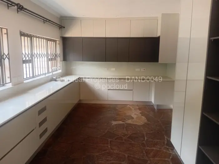 6 Bedroom House to Rent in Greenvale, Gweru
