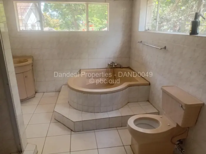 6 Bedroom House to Rent in Greenvale, Gweru
