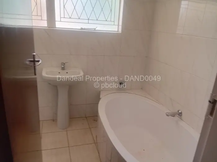 6 Bedroom House to Rent in Greenvale, Gweru