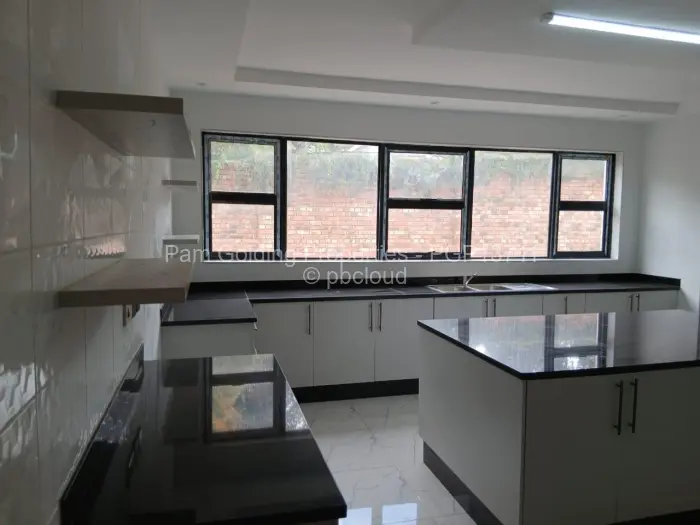 8 Bedroom House to Rent in Greystone Park