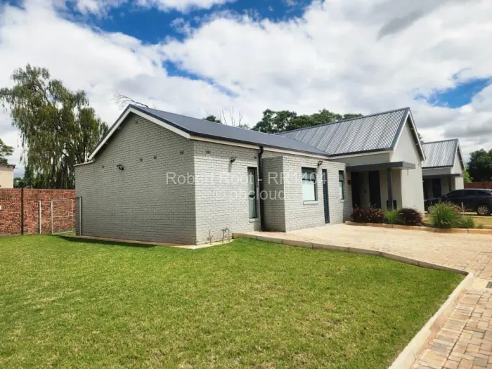 Townhouse/Cluster to Rent in Bluff Hill, Harare