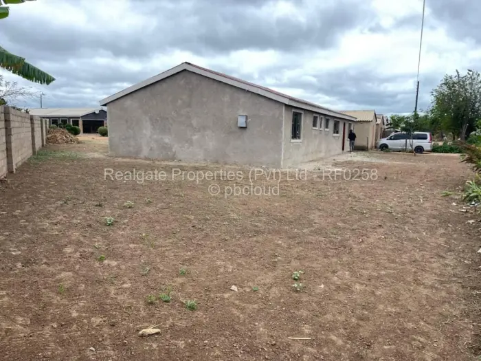 4 Bedroom House for Sale in Cowdray Park, Bulawayo