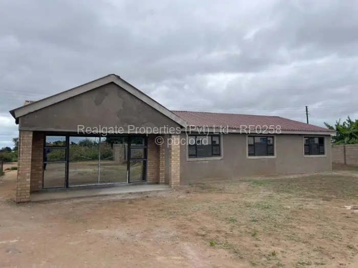 4 Bedroom House for Sale in Cowdray Park, Bulawayo