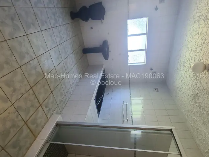 5 Bedroom House to Rent in Borrowdale West