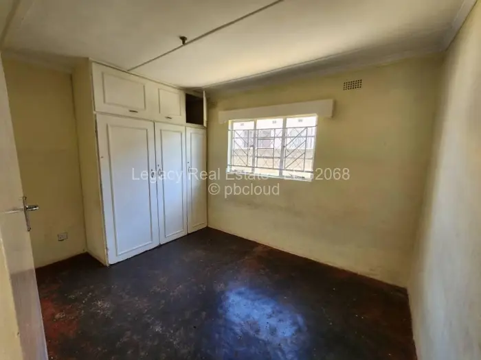 5 Bedroom House for Sale in Budiriro, Harare