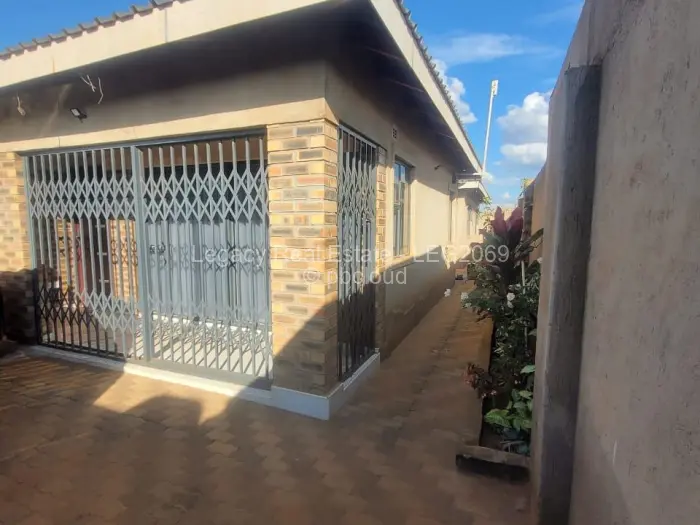 4 Bedroom House for Sale in Dzivarasekwa, Harare