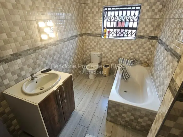 4 Bedroom House to Rent in Mahatshula, Bulawayo