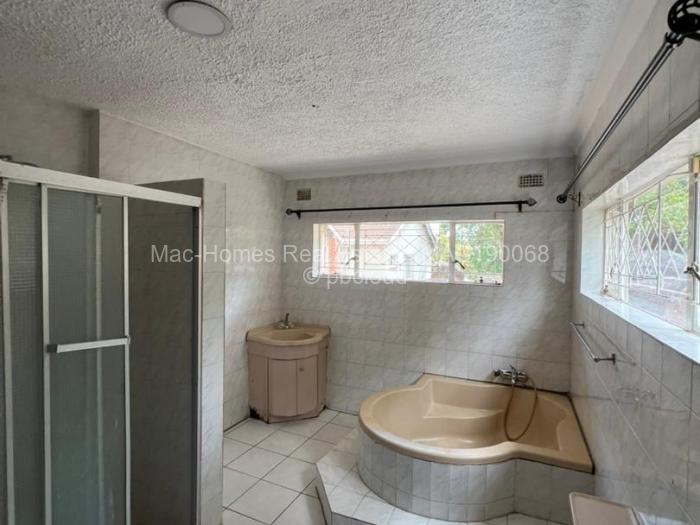 6 Bedroom House to Rent in Greendale, Harare