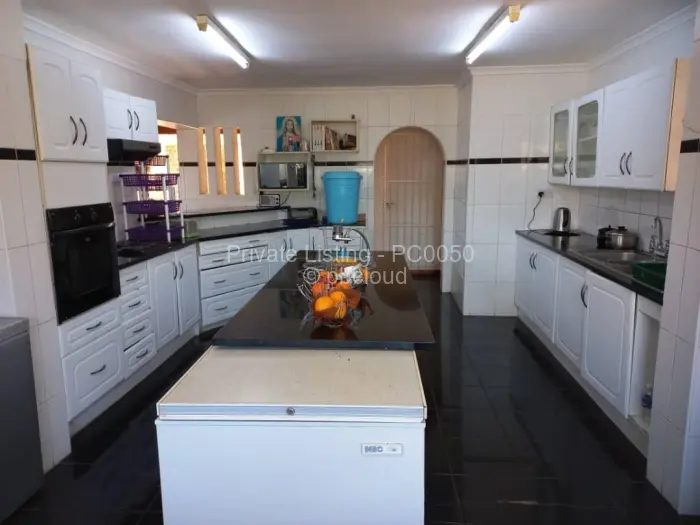 6 Bedroom House for Sale in Glen Lorne, Harare