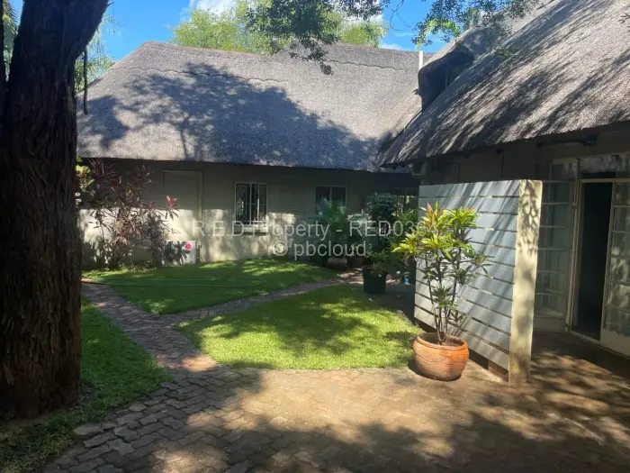 6 Bedroom House for Sale in Msuna, Msuna