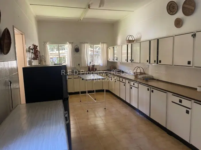 6 Bedroom House for Sale in Msuna, Msuna
