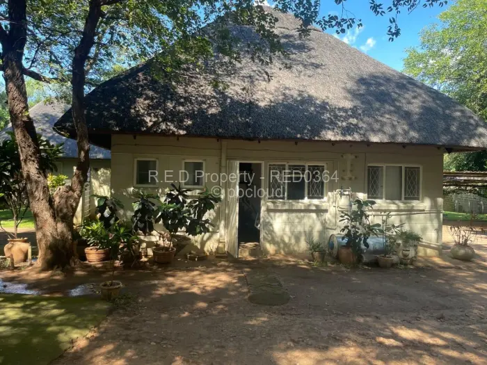6 Bedroom House for Sale in Msuna, Msuna