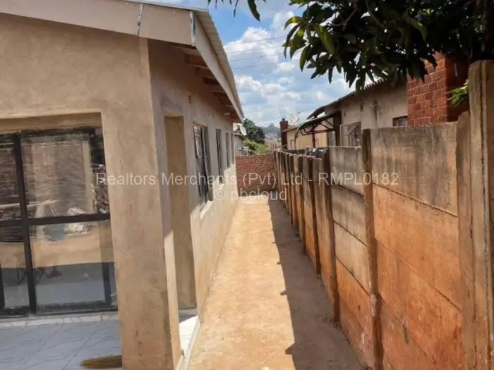 5 Bedroom House for Sale in Warren Park, Harare