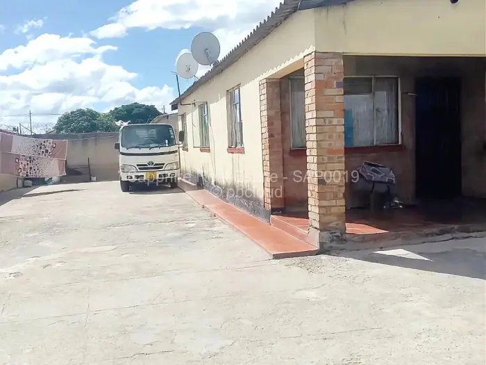 4 Bedroom House for Sale in Cowdray Park, Bulawayo