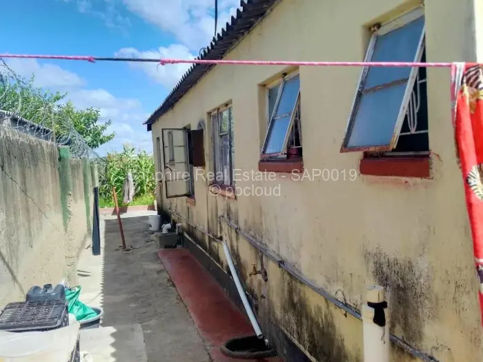 4 Bedroom House for Sale in Cowdray Park, Bulawayo