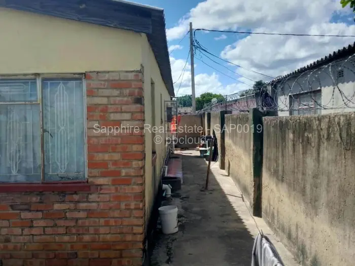 4 Bedroom House for Sale in Cowdray Park, Bulawayo