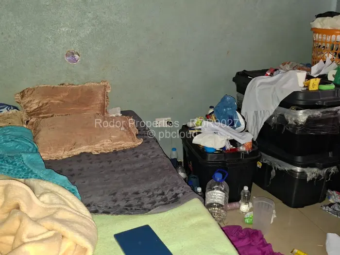 4 Bedroom House for Sale in Emhlangeni, Bulawayo