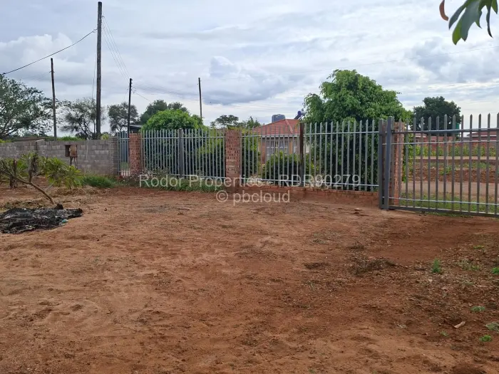 4 Bedroom House for Sale in Emhlangeni, Bulawayo