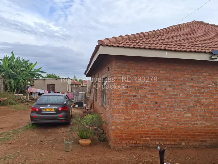 4 Bedroom House for Sale in Emhlangeni, Bulawayo