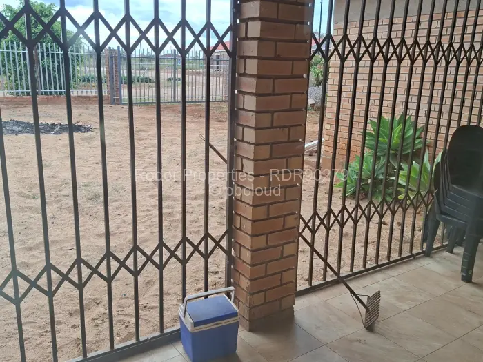 4 Bedroom House for Sale in Emhlangeni, Bulawayo
