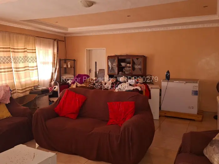 4 Bedroom House for Sale in Emhlangeni, Bulawayo