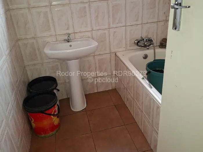 4 Bedroom House for Sale in Emhlangeni, Bulawayo