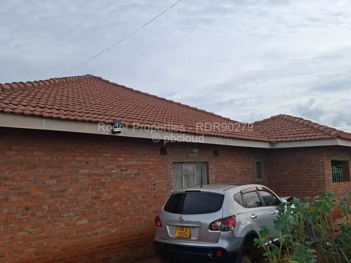 4 Bedroom House for Sale in Emhlangeni, Bulawayo