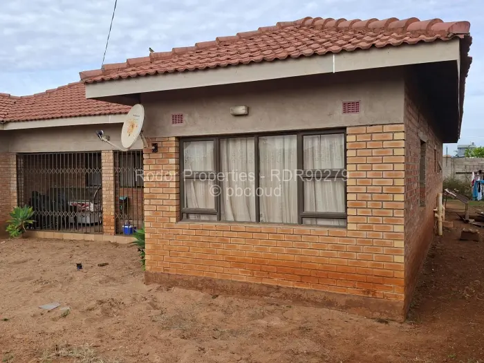 4 Bedroom House for Sale in Emhlangeni, Bulawayo