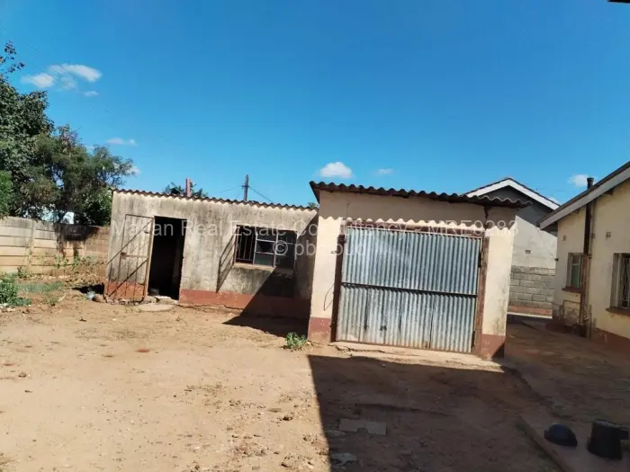 3 Bedroom House for Sale in Mahatshula, Bulawayo