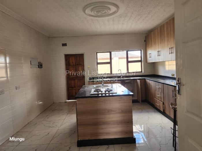 6 Bedroom House to Rent in Manresa, Harare