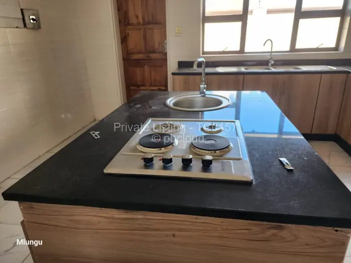 6 Bedroom House to Rent in Manresa