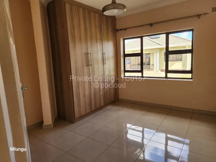6 Bedroom House to Rent in Manresa
