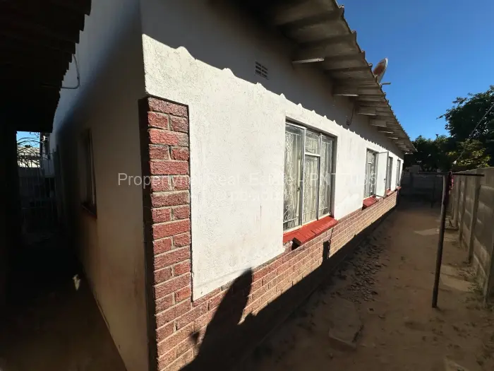 4 Bedroom House for Sale in Chitungwiza, Chitungwiza