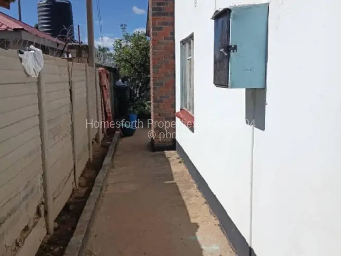 6 Bedroom House for Sale in Zengeza, Chitungwiza