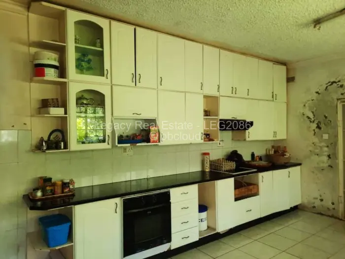 8 Bedroom House for Sale in Lake Chivero, Lake Chivero