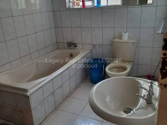 8 Bedroom House for Sale in Lake Chivero, Lake Chivero