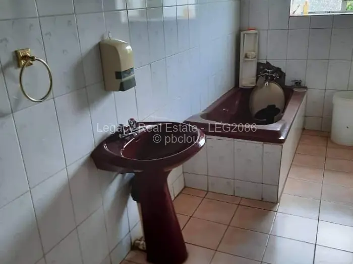 8 Bedroom House for Sale in Lake Chivero, Lake Chivero