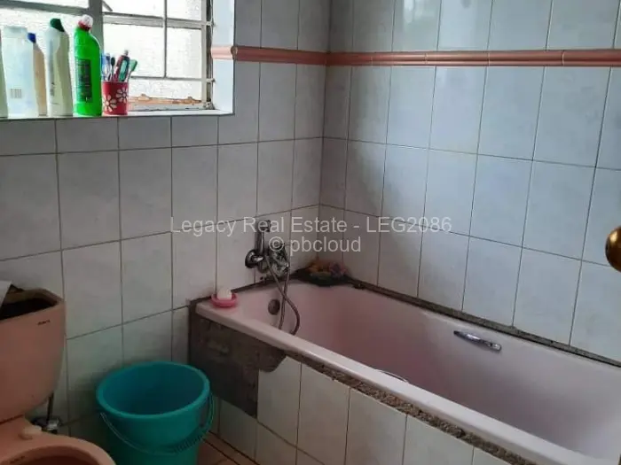 8 Bedroom House for Sale in Lake Chivero, Lake Chivero