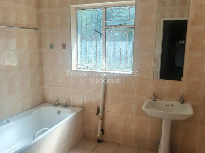 6 Bedroom House to Rent in Goodhope, Harare