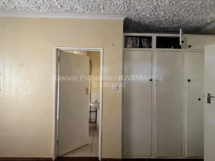 5 Bedroom House for Sale in Budiriro, Harare