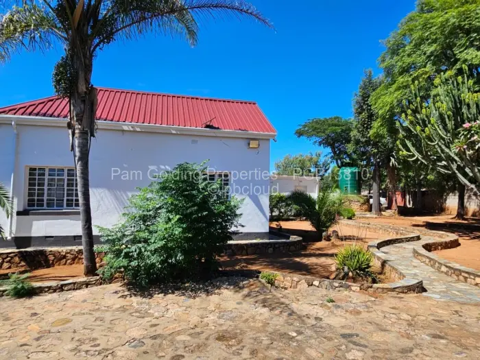 5 Bedroom House for Sale in Matsheumhlope, Bulawayo