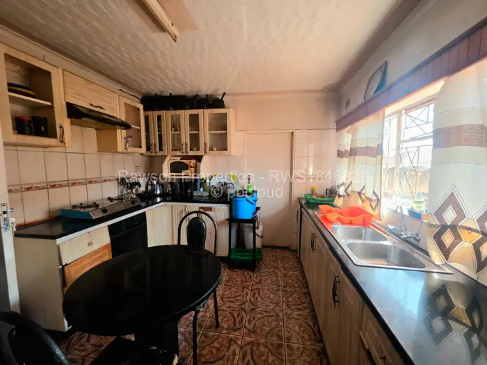 5 Bedroom House for Sale in Mainway Meadows, Harare