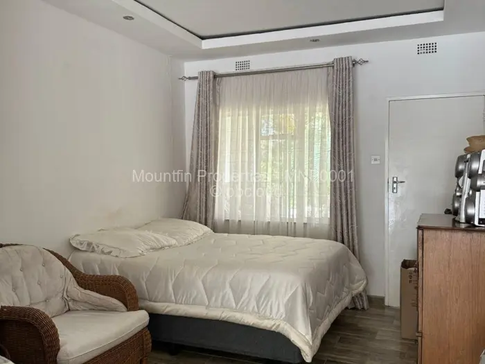 6 Bedroom House for Sale in Chisipite, Harare