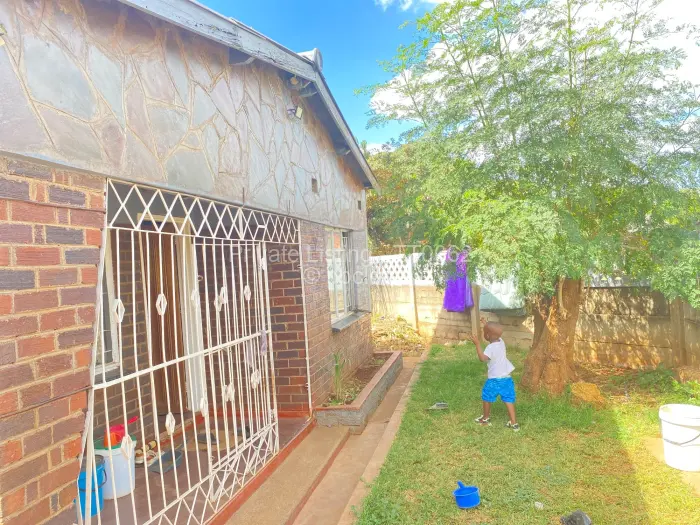 5 Bedroom House for Sale in Glenville, Bulawayo